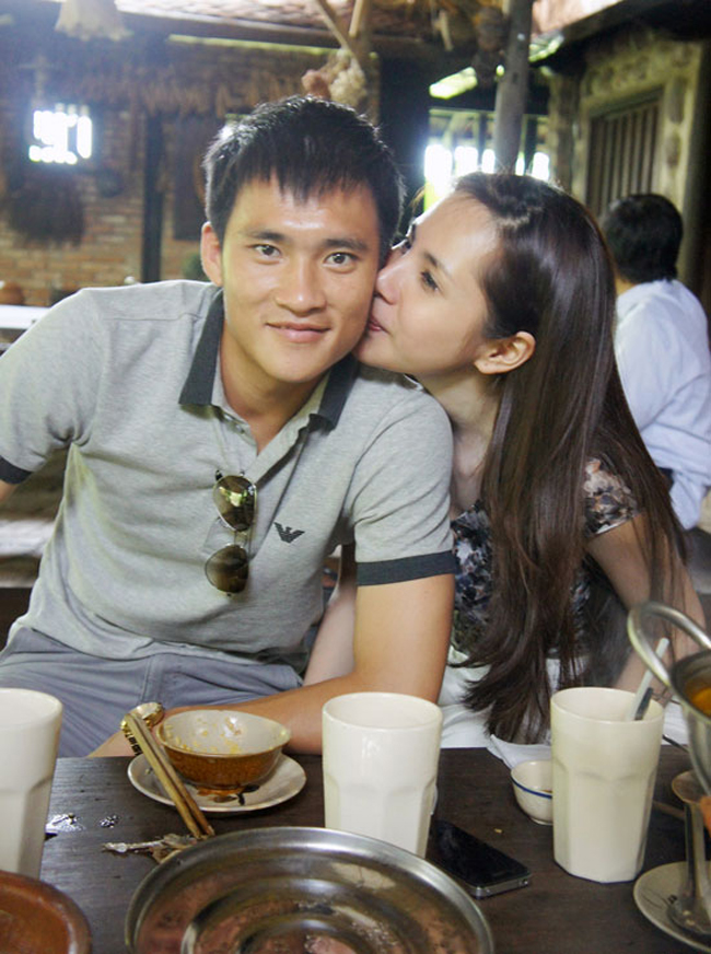 Thủy Tiên trao nhau nụ hôn cho Công Vinh trong một quán ăn.